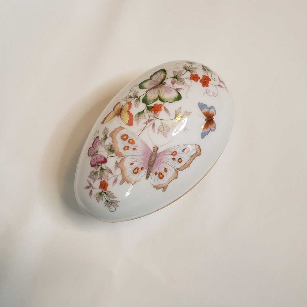 AVON Butterfly Fantasy Porcelain Treasure Egg 22k Gold Trim Trinket Box 1979